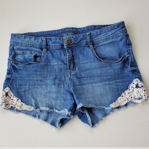 Dynamite Pants - Short jean shorts with lace trim at thighs